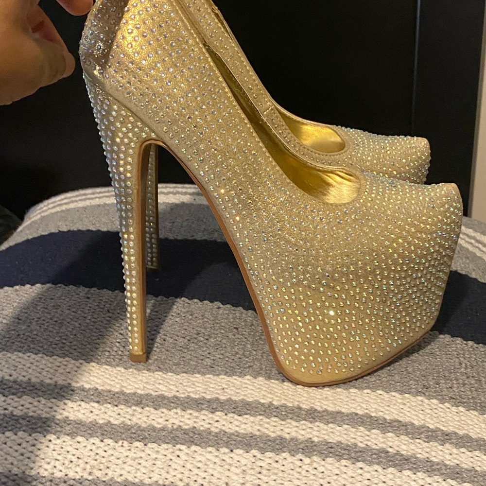 High Heel - Picture 2 of 2